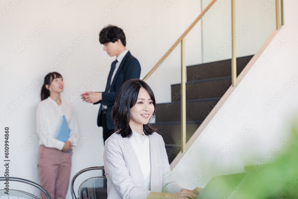 フリーアドレスのオフィスで働くビジネスウーマン フリーアドレスのオフィスで働くビジネスウーマン