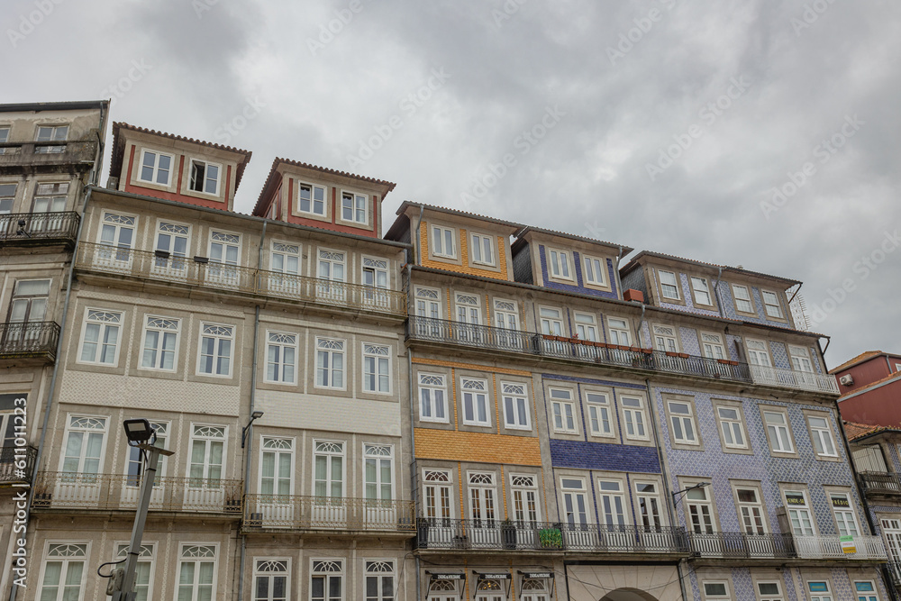immeubles de plusieurs couleurs de la ville de Porto (Portugal)