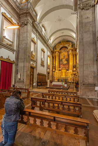 femme priant dans l'église des âmes de São José das Taipas, Porto (Portugal) photo