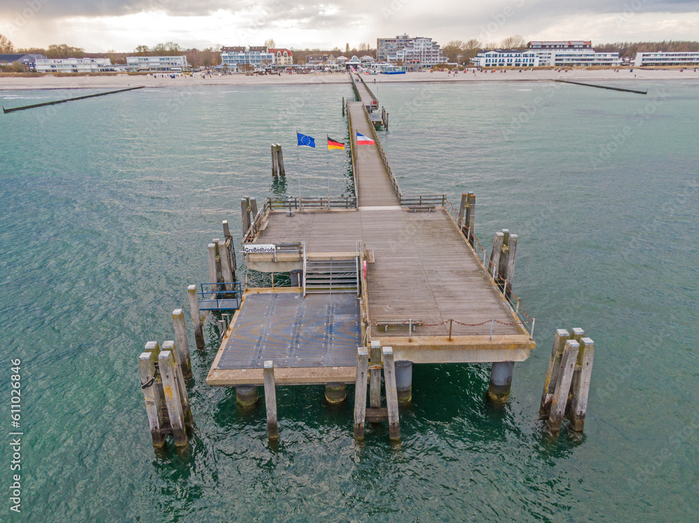 Drohnenüberflug der Seebrücke in Großenbrode mit Flaggen und ...