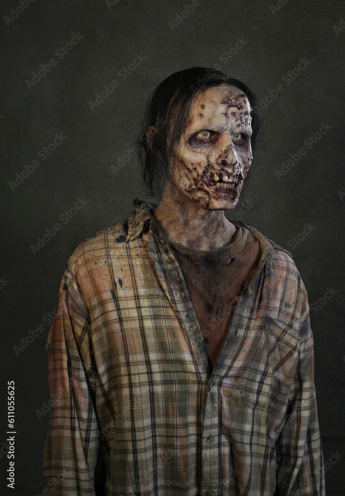 Exposed teeth male zombie 