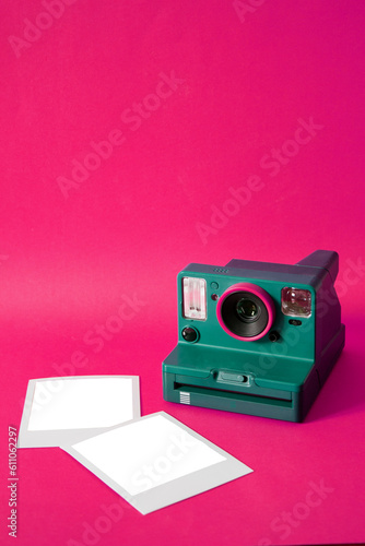 Cámara polaroid instantánea sobre fondo liso de color. Marco polaroid png. 