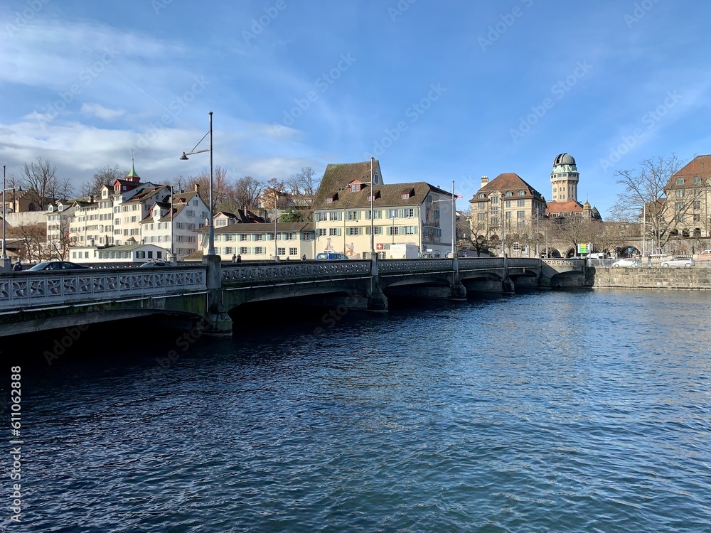 Fototapeta premium Stadt Zürich, Zentrum mit Bahnhofbrücke und Fluss Limmat, Schweiz