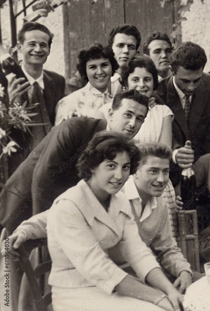 Fototapeta premium FOTO VECCHIA IN BIANCO E NERO CON GRUPPO DI GIOVANI IN POSA 