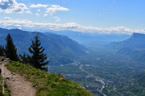 Blick vom Meraner Höhenweg ins Etschtal in Südtirol  © Sigena