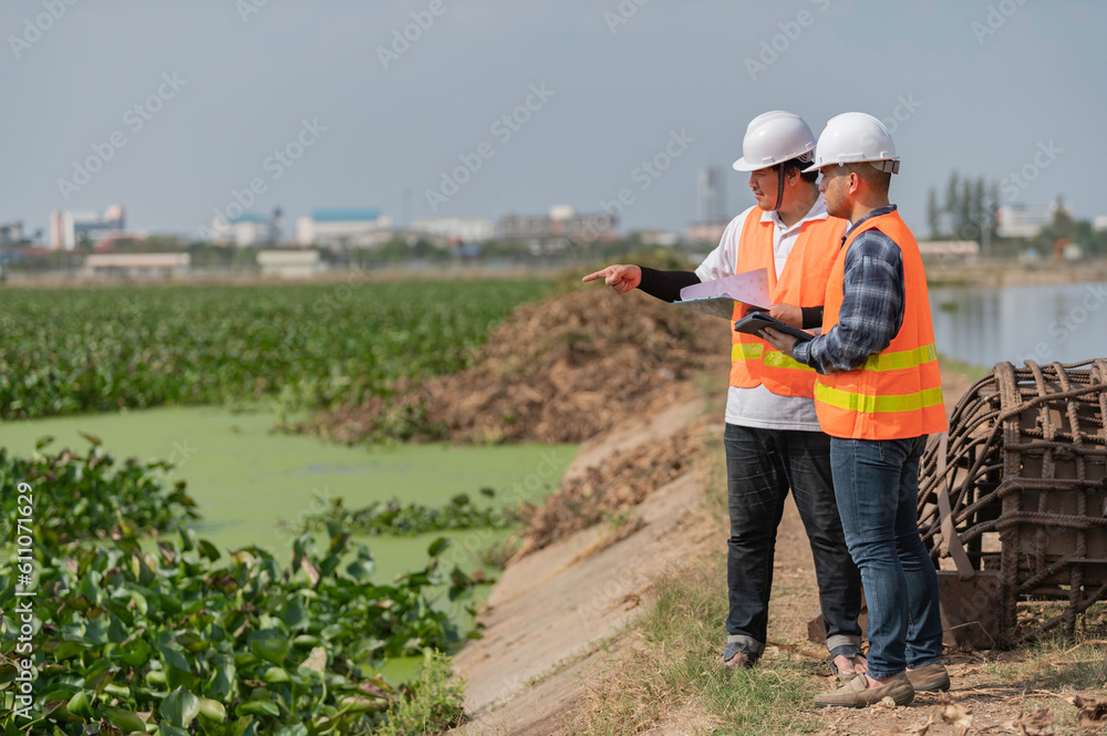 Environmental engineers inspect water quality,Bring water to the lab for testing,Check the mineral content in water and soil,Consultation to solve the problem of chemical contaminated water sources