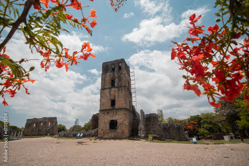 Foto View of Panama Viejo historical city, first settlement of panama city, main square and evangelino Jimenez tower visible, big panama backdrop in the background with skyscrapers