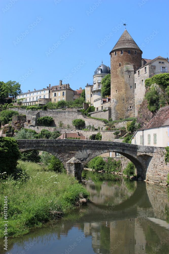 Vue sur Semur-en-Auxois et le pont Pinard depuis l'Armançon et la rue chaude