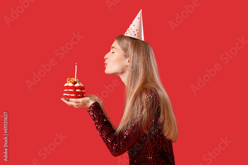 Young woman with birthday c...