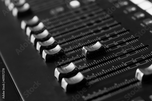 Fader von einem Audio-Mischer in Schwarz-Weiß