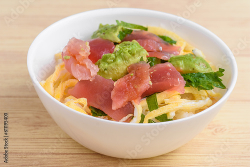 マグロとアボカドの丼