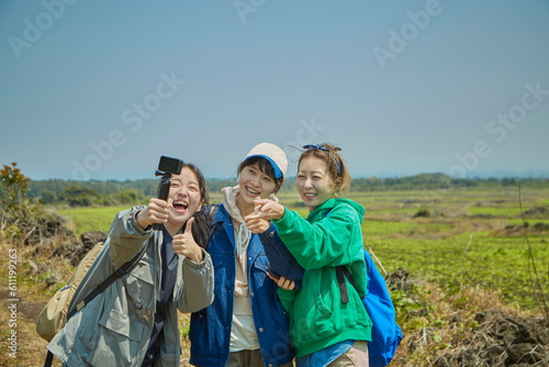 제주도로 여행와서 사진찍는 친구들