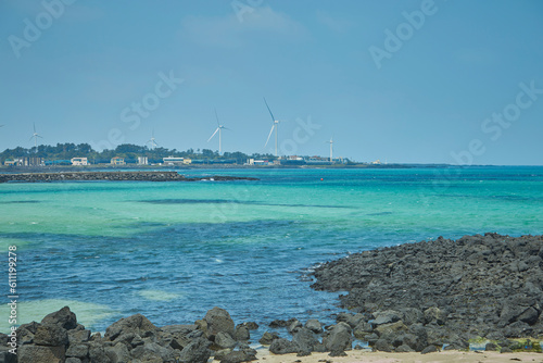 풍력발전기가 보이는 바다풍경 © stciel