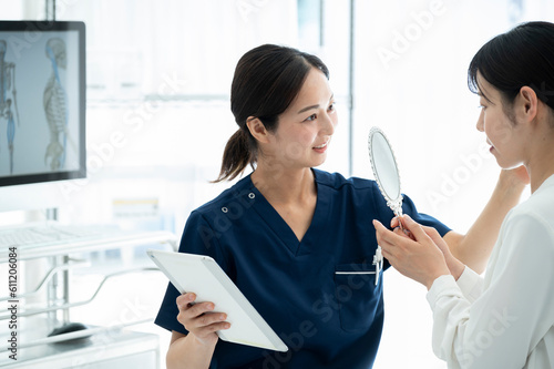 Obraz na płótnie Cosmetic surgeon counseling a patient w salonie