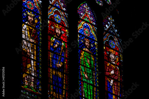 Obraz na plátně Colorful medieval era stained glass panels depicting monarchs, set in stone gothic tracery in St