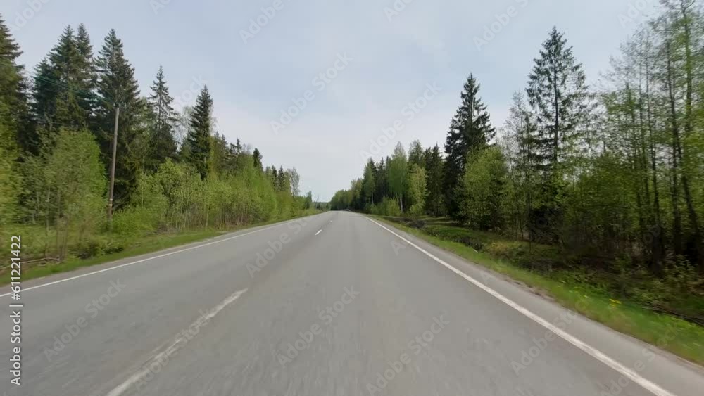 On either side of the road, cars travel amidst the lush greenery, heralding the arrival of summer and immersing the surroundings in a vibrant and refreshing ambiance. On either side of the road, cars travel amidst the lush greenery, heralding the arrival of summer and immersing the surroundings in a vibrant and refreshing ambiance.