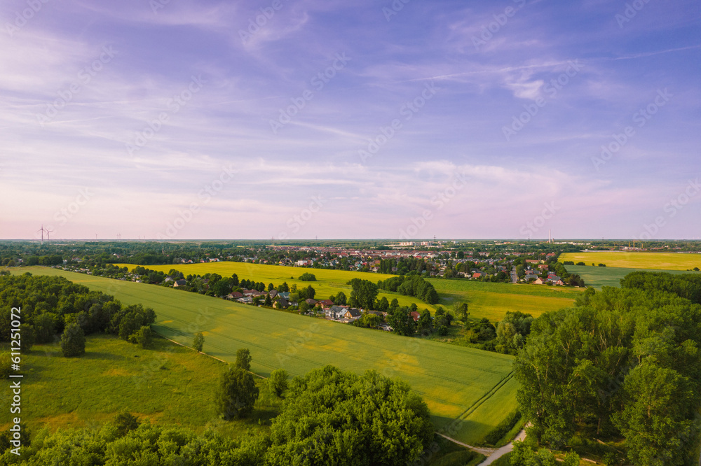 Fototapeta premium Panorama Sonnenuntergang toller Himmel über Stadt mit Drohne 
