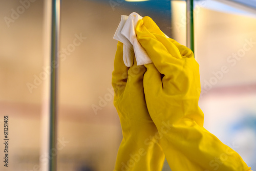 Sprzątanie w domu, mycie lustra w łazience 