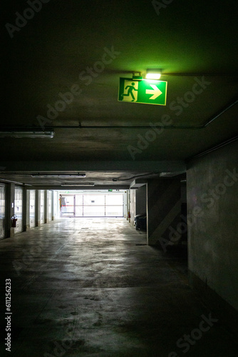 Autorimessa condominiale sotterranea con segnale di uscita di emergenza