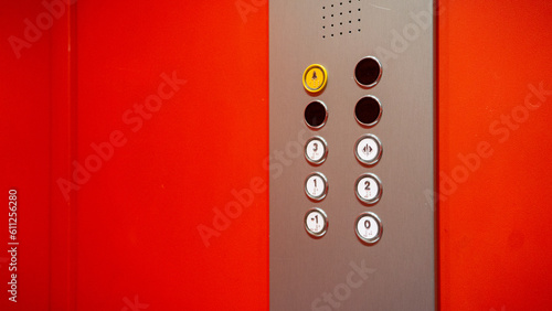 Pulsantiera di ascensore con pareti rosse photo