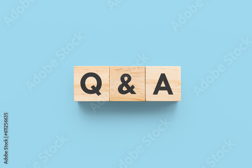 Billede på lærred Q&A (Question and Answer) wooden cubes on blue background