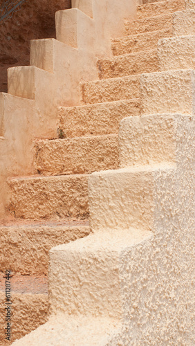 Escalera en muro de estuco