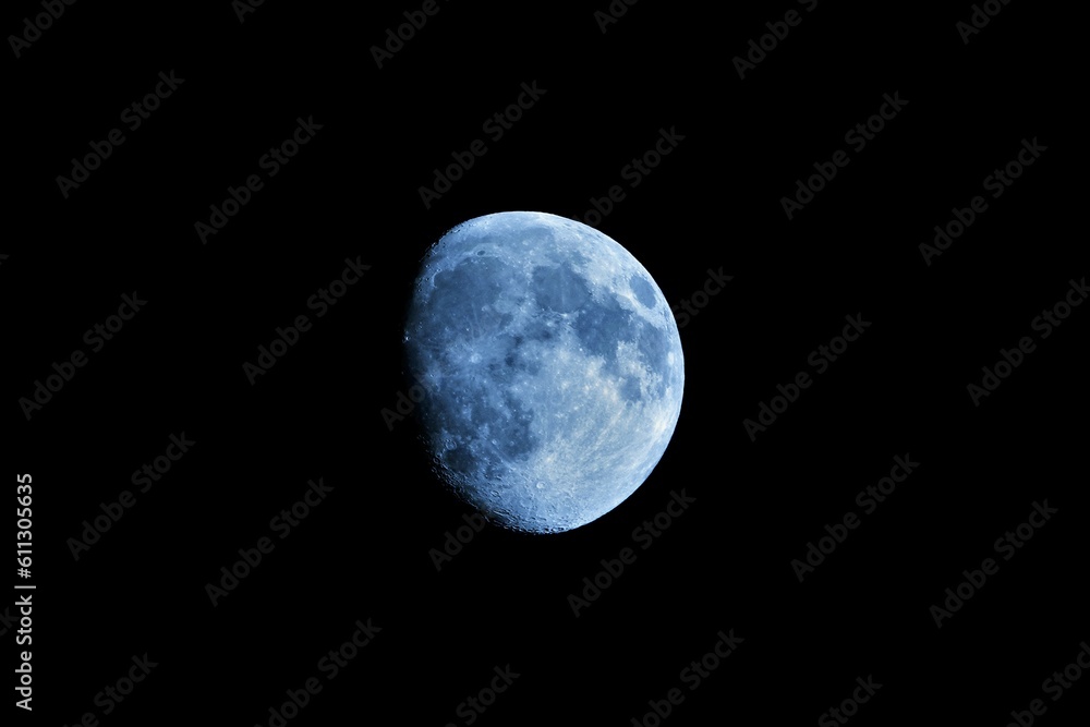 Naklejka premium La lune en gros plan zoom avec effet couleur bleu électrique