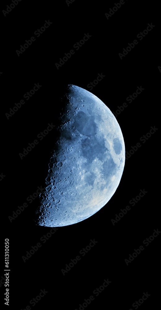 Demi lune en gros plan zoom avec effet couleur bleu électrique Demi lune en gros plan zoom avec effet couleur bleu électrique