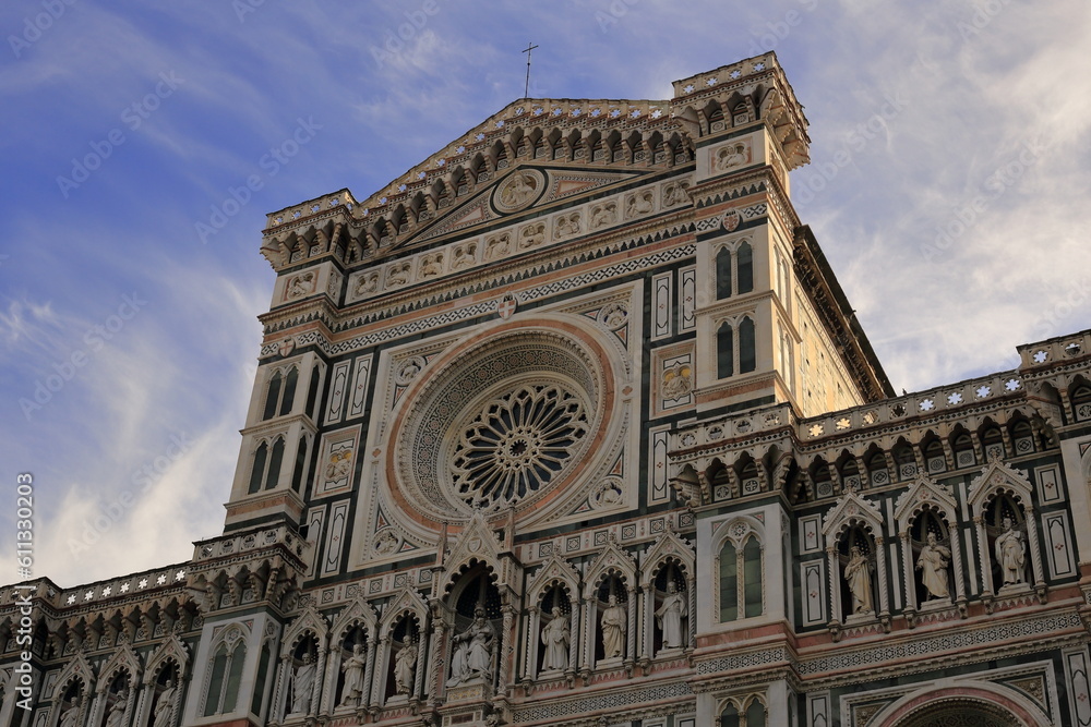 Facciata del Duomo di Firenze, Toscana, Italia con cielo azzurro e nuvole; particolare