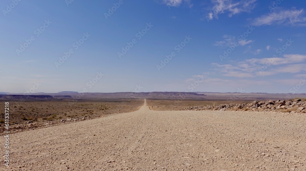 Unterwegs mit dem Wagen, Road Trip, Strasse bis zum Horizont, unendliche Weite, der Weg ist das Ziel