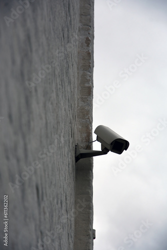 Obraz na płótnie camera on a wall w salonie