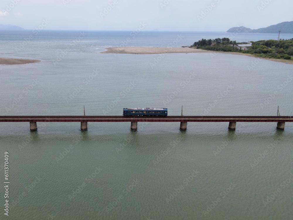 ドローンで空撮した京都丹後鉄道の由良川橋梁と一両の列車