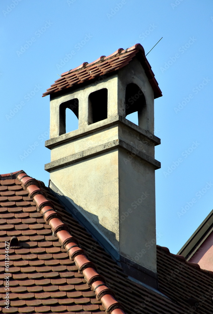 Schornstein in Hausform auf einem Altbau