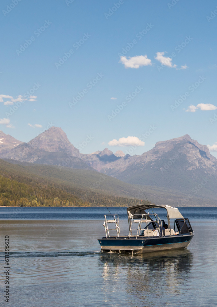 Take a small boat to admire the atmosphere of the lake behind the mountains for vacation