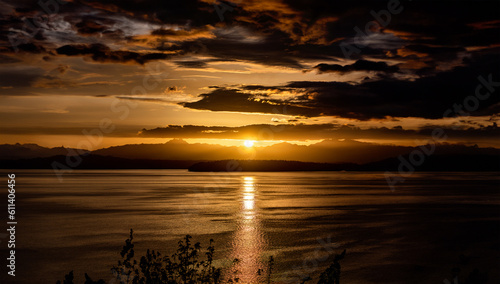 Vista del fondo del cielo de Sunset. Dram�tico cielo dorado al atardecer con nubes celulares nocturnas sobre el mar. Vista de una textura de agua cristalina. Paisaje. Peque�as olas. Reflejo de agua photo