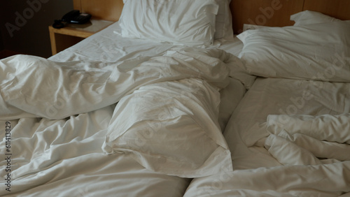 Canvastavla lit non fait avec des draps blancs