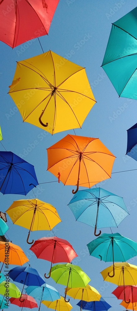 Ombrelli sospesi con cielo blu