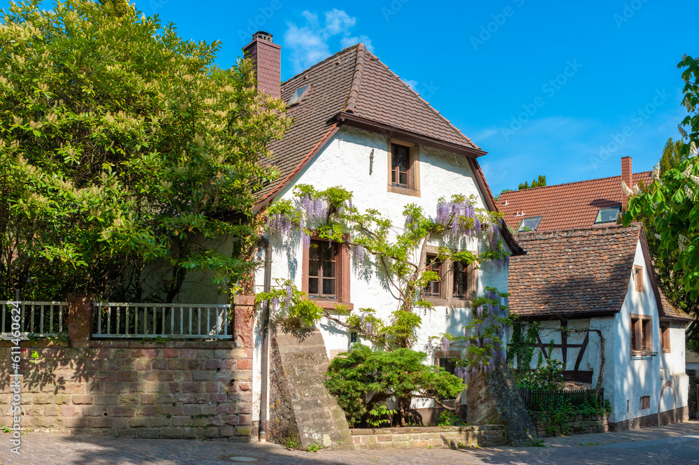 Gebäudeensemble im Ortszentrum von Gleisweiler. Region Pfalz im Bundesland Rheinland-Pfalz in Deutschland