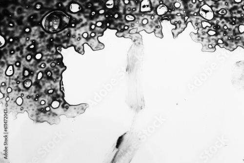 Grunge Hintergrundmuster aus verlaufener Farbe mit Blasen, schwarz-weiß Maske aus verschütteter, verschmierter Tinte photo
