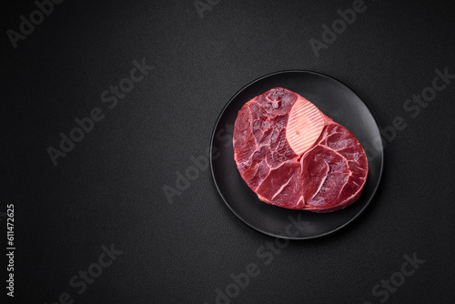 Canvastavla Fresh beef ossobuco steak with salt, spices and herbs