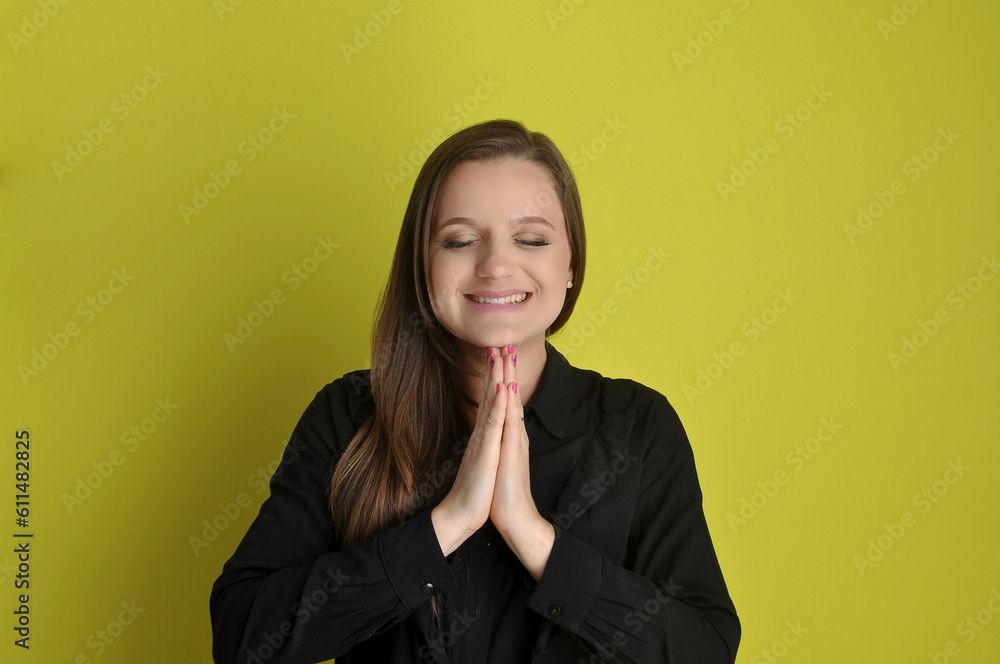 mulher de comércio sorridente se expressando com as mãos mulher de comércio sorridente se expressando com as mãos