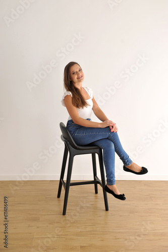 bela jovem com cadeira banqueta preta 