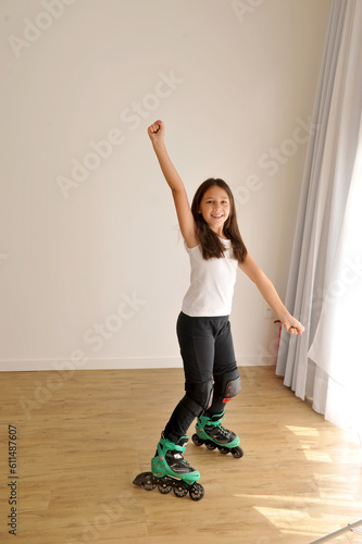 menina esportista andando de patins