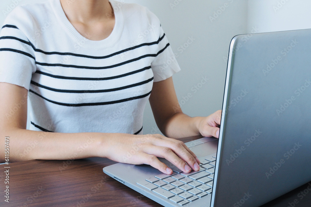 Naklejka premium Businesswoman using computer for business and searching for information concept of doing business online.