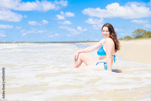 水に浸るセクシーな水着姿の白人の女の子 © photok