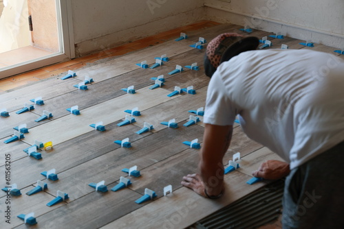 Pose de carrelage au sol dans une maison par un artisan