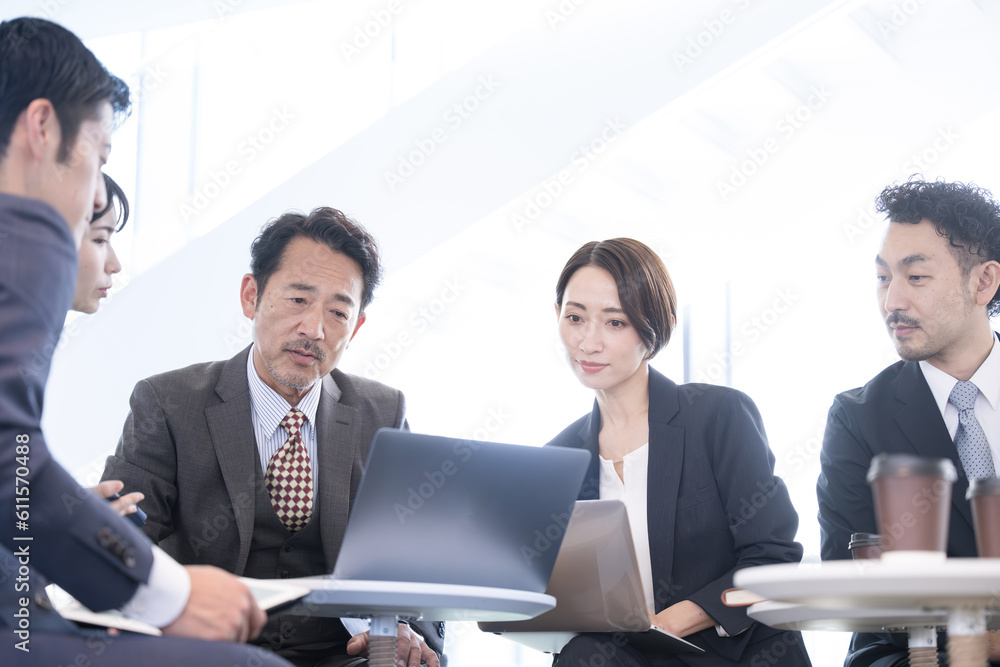 President and subordinates having meetings and discussions with subordinates in a beautifully backlit office Teams of men and women.presentation, President and subordinates having meetings and discussions with subordinates in a beautifully backlit office Teams of men and women.presentation,