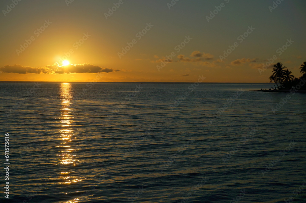 Obraz premium ル・タハア・アイランドリゾート＆スパの夕日