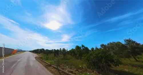 Alta velocita in un sentiro di campagna a 360° photo