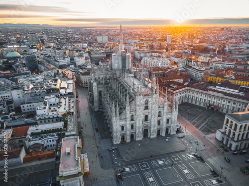 Tableau sur toile Aerial view Duomo di Milano. Piazza del Duomo